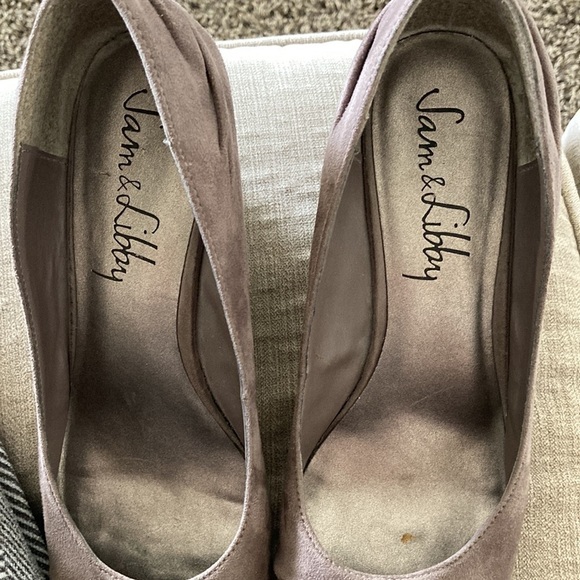 Sam & Libby 8.5 wedge heels slip ons suede pleated detail - Picture 8 of 8